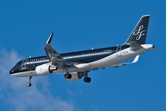 Starflyer Airbus A320-200 (JA27MC) on final approach to Haneda Airport
