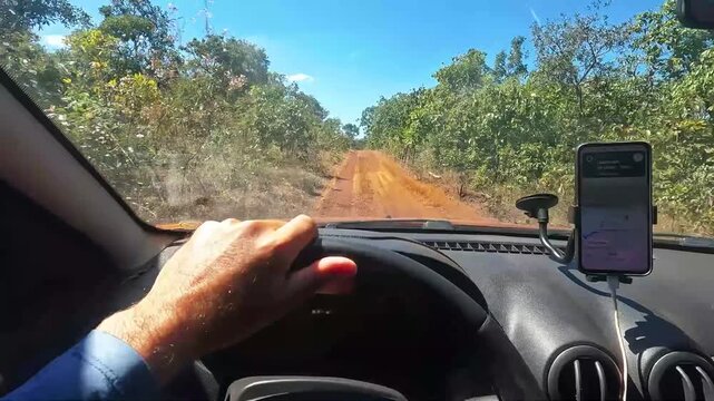 Dirigindo em estrada rural no distrito de Taquaru&ccedil;u, cidade de Palmas, Estado de Tocantins, Brasil