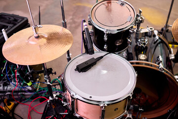 Obraz premium Close-up of drum kit snare and cymbal with microphone