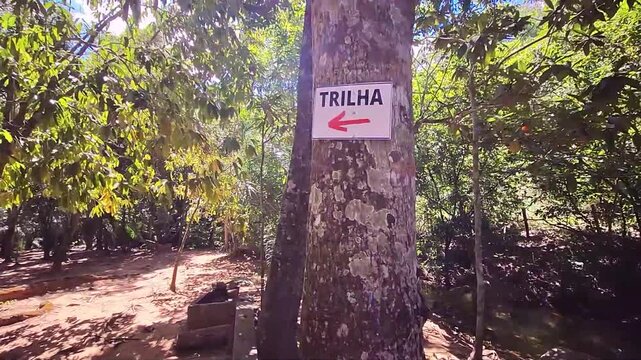 Placa de informa&ccedil;&atilde;o em trilha no distrito de Taquaru&ccedil;u, cidade de Palmas, Estado de Tocantins, Brasil