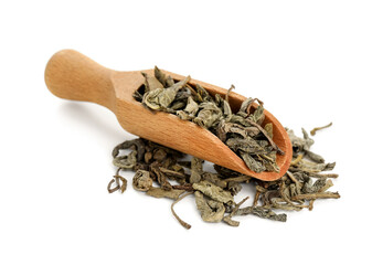 Naklejka premium Scoop with dry green tea leaves isolated on white background, closeup