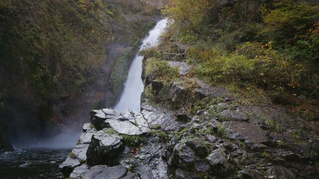 紅葉が美しい秋の秋保大滝 Akiu Great Falls in autumn, when the autumn leaves are beautiful.