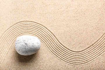 Obraz premium Zen stone on sand with lines