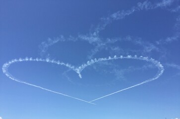 Naklejka premium Heart Shape Skywriting Against Blue Sky