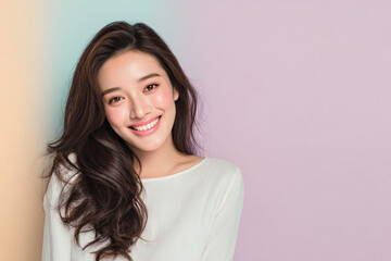 Obraz premium Elegant woman smiling face with soft pastel background