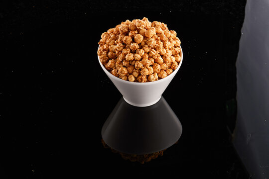 https://gemini.google.com/app/01a9471f4c49f97c?hl=ko#:~:text=Sweet%20Caramel%20Popcorn%20Piled%20High%20in%20White%20Ceramic%20Bowl%20over%20Black%20Background