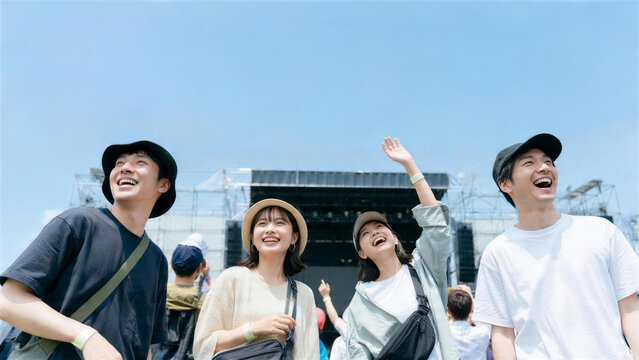夏の音楽フェスで友人たちが盛り上がる屋外イベント