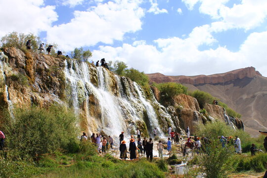Band-e Amir National Park showcases Afghanistan&rsquo;s breathtaking natural beauty with crystal-clear turquoise lakes, dramatic cliffs, and peaceful landscapes under a vibrant blue sky.
