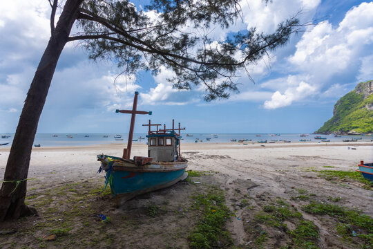 Tham Thong Beach is a beautiful, tranquil beach, a resting point for longtail boats used by fishermen. It stretches for over 5 kilometers along the Gulf of Thailand, located in Pathio, Chumphon