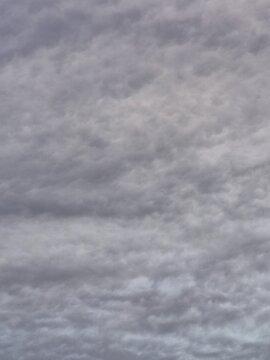 photographie d'un ciel rempli de nuages cotonneux pour servir de fond ou de texture 