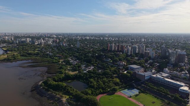 Vista a&eacute;rea panor&aacute;mica de la costa del R&iacute;o de la Plata, parques y zona norte del Gran Buenos Aires en Vicente L&oacute;pez y Olivos, Argentina