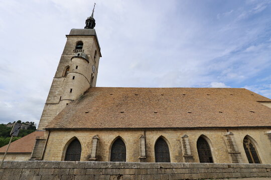 Eglise Saint Laurent, vue de l'ext&eacute;rieur, ville de Ornans, d&eacute;partement du Doubs, France