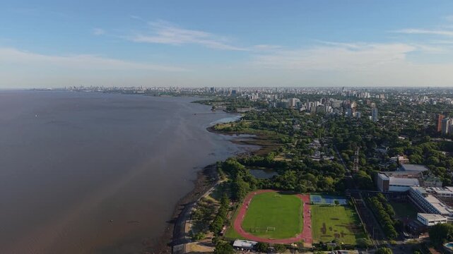 Vista a&eacute;rea panor&aacute;mica de la costa del R&iacute;o de la Plata, parques y zona norte del Gran Buenos Aires en Vicente L&oacute;pez y Olivos, Argentina