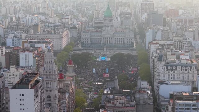 Vista a&eacute;rea del Congreso de la Naci&oacute;n Argentina y Plaza del Congreso colmada durante una manifestaci&oacute;n en Buenos Aires