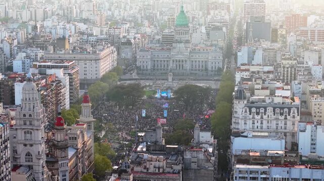 Vista a&eacute;rea del Congreso de la Naci&oacute;n Argentina y Plaza del Congreso colmada durante una manifestaci&oacute;n en Buenos Aires