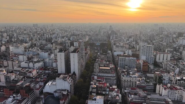 Vista a&eacute;rea del Congreso de la Naci&oacute;n Argentina y Plaza del Congreso colmada durante una manifestaci&oacute;n en Buenos Aires