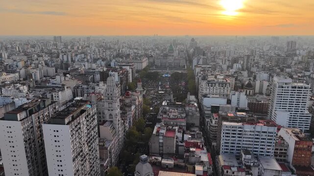Vista a&eacute;rea del Congreso de la Naci&oacute;n Argentina y Plaza del Congreso colmada durante una manifestaci&oacute;n en Buenos Aires