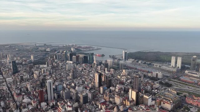 Vista a&eacute;rea panor&aacute;mica de la ciudad de Buenos Aires y el R&iacute;o de la Plata desde gran altura, Argentina