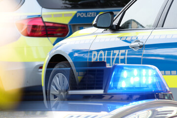 Deutsche Polizeiautos mit Blaulicht als Symbol für Gewalt und Kriminalität in Deutschland © studio v-zwoelf