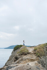 Fototapeta premium 夕暮れの海にいる女性