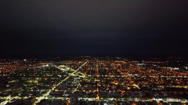 Pueblo de noche. Ciudad de Noche. Vista urbana iluminada de San Rafael, Mendoza, Argentina