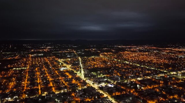 Pueblo de noche. Ciudad de Noche. Vista urbana iluminada de San Rafael, Mendoza, Argentina