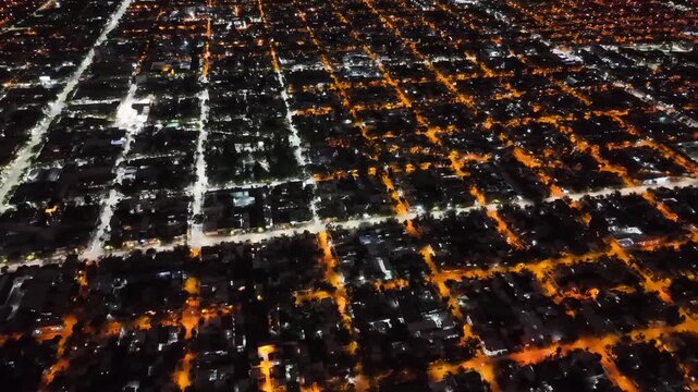 Pueblo de noche. Ciudad de Noche. Vista urbana iluminada de San Rafael, Mendoza, Argentina