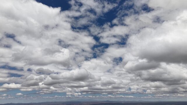 Paisaje de cielo azul con nubes blancas en un d&iacute;a soleado