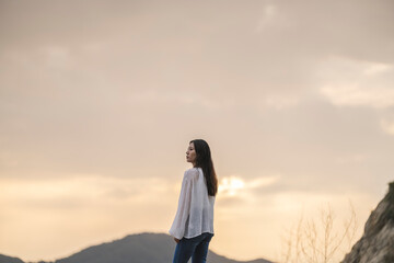 夕暮れの海にいる女性 © peach100