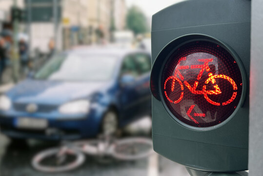 Eine rote Ampel und ein Unfall zwischen einem Auto und einem Fahrrad 