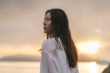 夕暮れの海にいる女性 © peach100