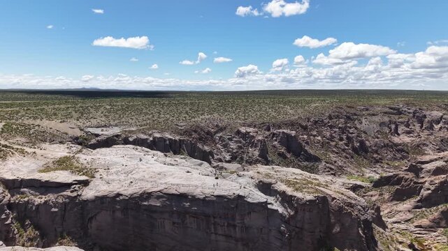 Vista a&eacute;rea del Camino del Atuel y Ca&ntilde;&oacute;n del Atuel con monta&ntilde;as y R&iacute;o Atuel en San Rafael, Mendoza, Argentina