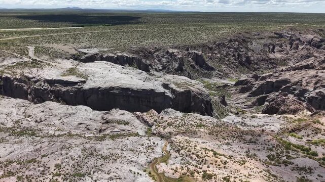 Vista a&eacute;rea del Camino del Atuel y Ca&ntilde;&oacute;n del Atuel con monta&ntilde;as y R&iacute;o Atuel en San Rafael, Mendoza, Argentina