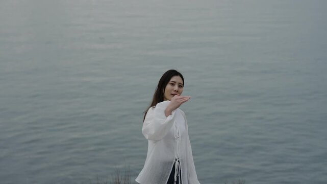 夕暮れの海にいる女性