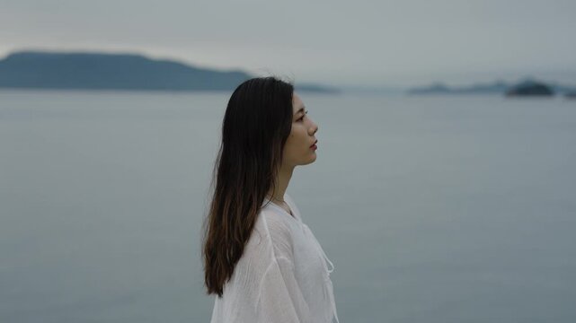 夕暮れの海にいる女性