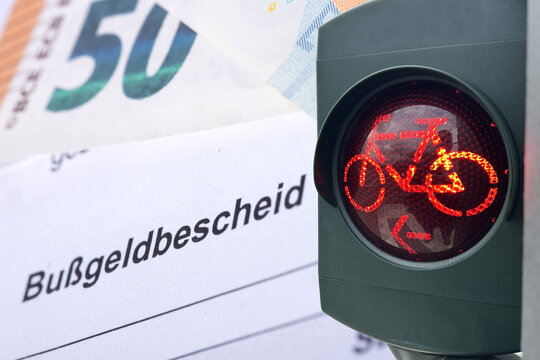 Ein Bu&szlig;geldbescheid und eine rote Ampel f&uuml;r Fahrradfahrer