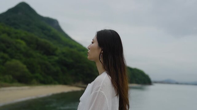 夕暮れの海にいる女性