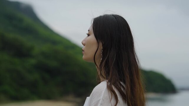 夕暮れの海にいる女性