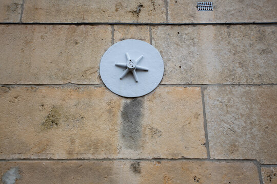 Croix ou tirant de chainage en m&eacute;tal sur une fa&ccedil;ade de maison