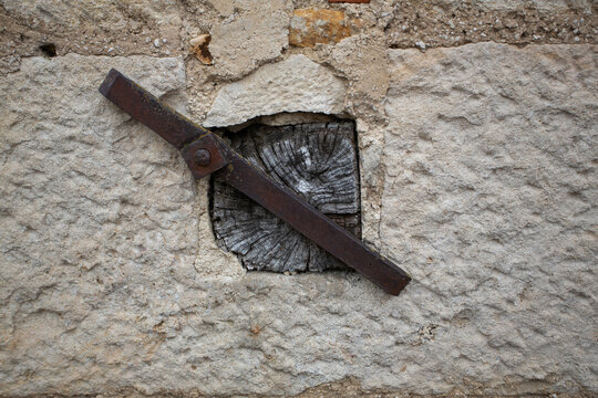 Croix ou tirant de chainage en m&eacute;tal sur une fa&ccedil;ade de maison