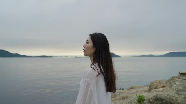 夕暮れの海にいる女性