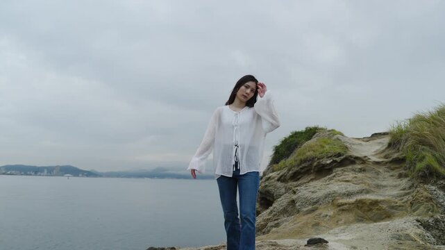 夕暮れの海にいる女性