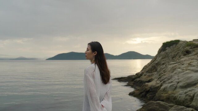 夕暮れの海にいる女性