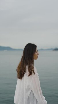 夕暮れの海にいる女性