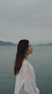 夕暮れの海にいる女性