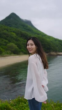 夕暮れの海にいる女性
