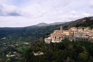 Obraz premium Hilltop Italian village surrounded by green forest
