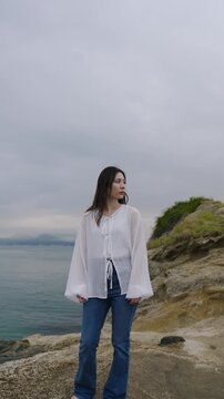 夕暮れの海にいる女性