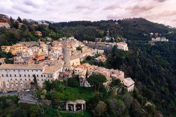Obraz premium Historic Italian village on hillside at sunset