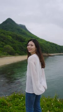 夕暮れの海にいる女性